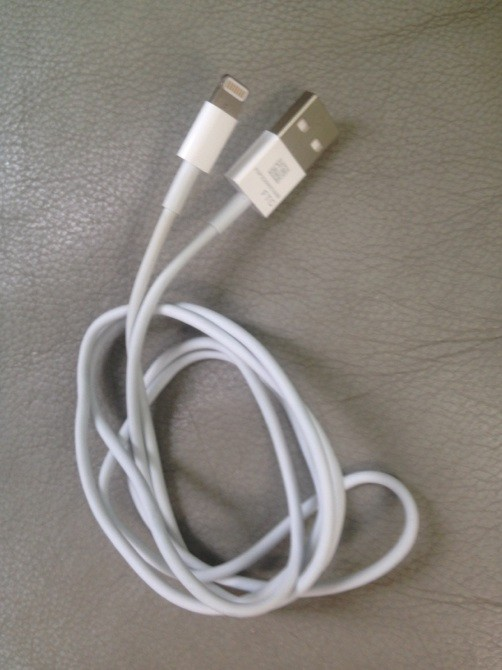 Une photo du câble USB du prochain iPhone 5 ?