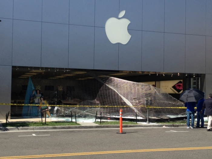 Images et vidéo: un véhicule s’encastre dans un Apple Store [Mis à jour]